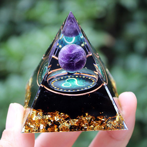 Piramide di Cristallo Stile Ametista con Dodici Segni Zodiacali, Ornamento da Scrivania in Resina Epossidica Fatto a Mano, Regalo di Inaugurazione Casa - Product Image 4