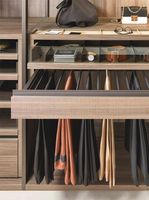 Dressing moderne avec îlot central, étagères en verre, rangement central, construction en mélamine et bois massif, gain de place, pour la maison