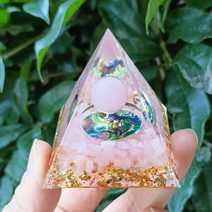 Pyramide en résine époxy avec pierres de cristal, ornement de bureau, œil de chat rose, quartz rose, décoration d'aquarium, cadeau - Product Image 2
