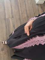 Abaya noire Hafizah ouverte avec bordure en dentelle rose, revers et poignets, robe longue modeste pour femmes musulmanes, vente en gros Dubaï