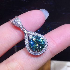 Ciondolo Solitario in Argento 925 Placcato Rodio con Zircone Verde Taglio a Goccia, Gioiello di Lusso da Donna per Uso Quotidiano - Product Image 1