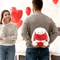 Peluche Lapin Blanc à Oreilles Tombantes de 9 Pouces, Tenant un Coussin Cœur Rouge Brodé avec l'Écriture 'Love', Jouet à Mâcher pour Chiens