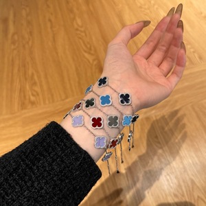 Bracelet trèfle à quatre feuilles à la mode pour femme Unique blanc noir chaîne porte-bonheur argent et or, diamant plaqué ou Zircon - Product Image 3