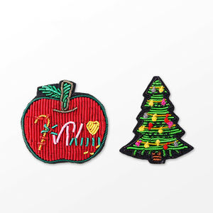 Broche de seda india hecho a mano con bordado de árbol de manzana de dibujos animados - Product Image 3