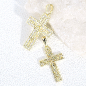 Colar com Pingente Grande de Cruz Cristã Latina Banhado a Ouro 14k à Prova d'Água com Corrente Cubana para Homens e Mulheres - Joia Banhada a Ouro - Product Image 4