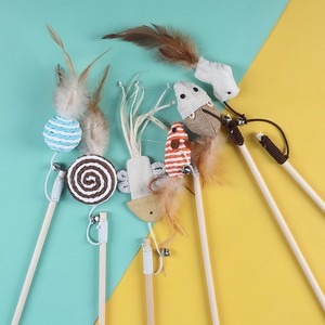 Jouets pour chats en bois de bambou avec clochettes et plumes, jouets interactifs durables pour le divertissement des chats - Product Image 2