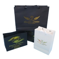 Sacs cadeaux en papier d'art de luxe, impression de logo doré personnalisée, matériaux recyclés, couleur et taille personnalisées pour l'emballage de bijoux, de vêtements et de chaussures