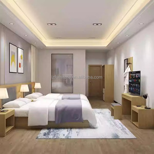 ชุดเฟอร์นิเจอร์ห้องนอนโรงแรมระดับ 3 ดาว โครงเตียงไม้จริงพร้อมหัวเตียงหุ้มเบาะ โต๊ะข้างเตียง ตู้วางทีวี และตู้เสื้อผ้า - Product Image 1