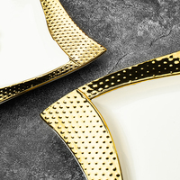 Assiettes en céramique de luxe modernes en gros avec bord doré et décorations en porcelaine dorée en relief pour mariage