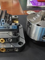 Étau auto-centrant pour machine avec compatibilité à changement rapide zéro, plaque de pont en L à quatre axes
