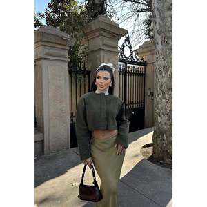 เสื้อแจ็คเก็ตหนังงูสีกากี Anna แบบสั้น มีฮู้ด ปักโลโก้ได้ ไซส์ใหญ่ บุขนสัตว์ โพลีเอสเตอร์ สำหรับฤดูใบไม้ร่วง ฤดูใบไม้ผลิ ฤดูหนาว ไซส์ XL - Product Image 5