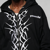 Sweat à capuche streetwear homme épais en molleton bouclette, coupe carrée courte, avec broderie tribale personnalisée et appliqué gothique noir et rouge, fermeture éclair intégrale