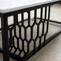 Table basse en marbre blanc à motif géométrique créatif avec structure en acier à motif nid d'abeille