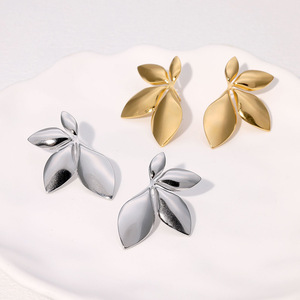 Vente en gros, offre spéciale, boutique de bijoux, boucles d'oreilles pour femmes en acier inoxydable plaqué 18 carats avec fleurs et feuilles pleureuses - Product Image 1