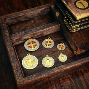 <span class=keywords><strong>Medalla</strong></span> <span class=keywords><strong>de</strong></span> <span class=keywords><strong>San</strong></span> <span class=keywords><strong>Benito</strong></span> en Esmalte Dorado para la Elaboración <span class=keywords><strong>de</strong></span> Joyería Católica, Amuletos, Amuletos <span class=keywords><strong>de</strong></span> Protección, <span class=keywords><strong>Medalla</strong></span> <span class=keywords><strong>de</strong></span> Oro <span class=keywords><strong>de</strong></span> <span class=keywords><strong>San</strong></span> <span class=keywords><strong>Benito</strong></span> - Product Image 6