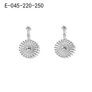 Boucles d'oreilles pendantes tendance en acier inoxydable 316L avec placage or PVD, durables et résistantes E-045-220-250 - Product Image 1