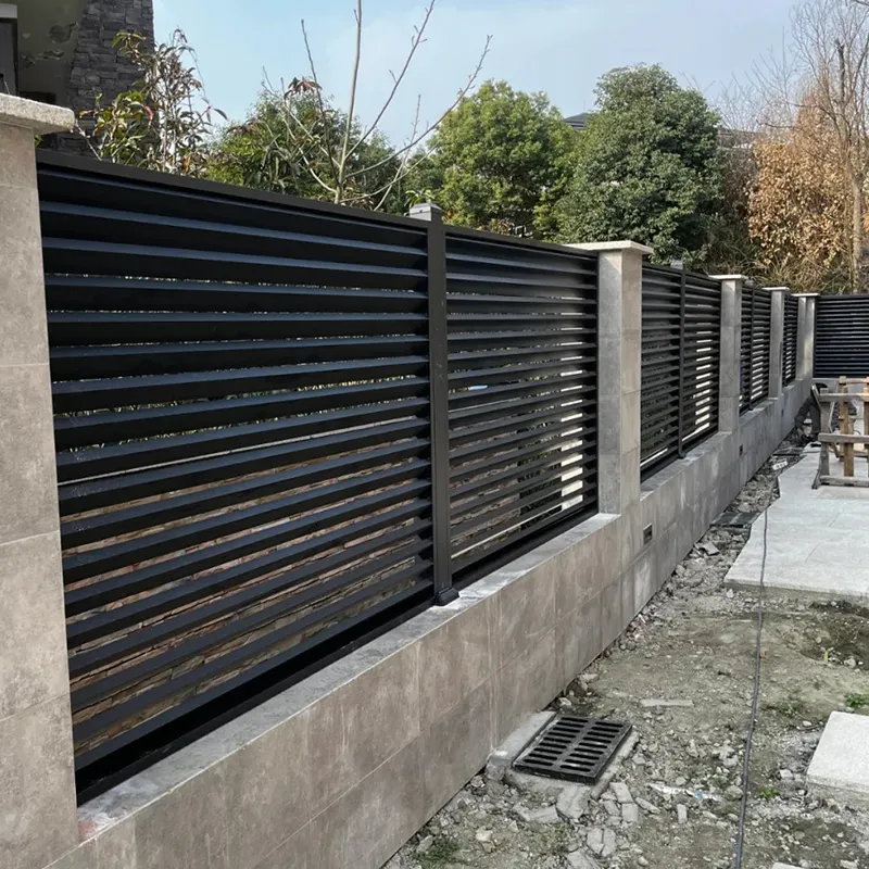 Prezzo di fabbrica in alluminio nero recinzione e cancello traliccio doghe feritoia orizzontale pannello di recinzione metallica