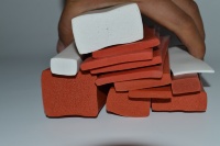 Bande de mousse en silicone plate et carrée pour l'étanchéité et le rembourrage des cadres de portes, des armoires et des panneaux de machines