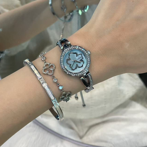 Reloj de Pulsera para Mujer CILOA, Esfera con Diseño de Trébol, Brazalete de Acero Inoxidable, Estilo Redondo con Perla y Madreperla - Product Image 1