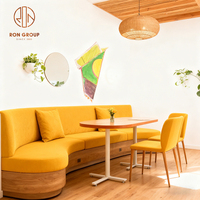 Ensemble de mobilier de restaurant minimaliste en bois et velours jaune pour fast-food et pizzeria : canapé, banquette, table et chaises