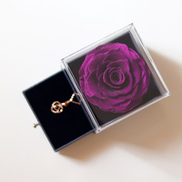 Coffret cadeau de la Saint-Valentin avec rose éternelle dans une boîte en acrylique et collier
