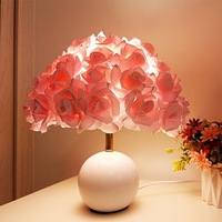 Lampe de table LED en forme de rose rouge, lampe à pétales, lumière chaude, pour chambre à coucher, chevet, salon, cadeau décoratif romantique, base sphérique blanche