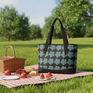 Sac isotherme réutilisable pour courses et shopping, motif hibiscus bleu Hawaï, avec bandoulière, idéal pour le style de vie – Impression à la demande - Product Image 6