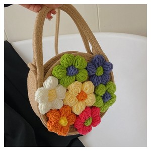 Sac à main rond tissé pour femme avec fleurs au crochet, sac de plage d'été élégant en forme de demi-lune, design color block - Product Image 1