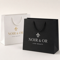 Sacs en papier blanc avec impression de logo en feuille d'or pour emballages de marques haut de gamme, qualité supérieure, vente en gros, fourniture d'usine