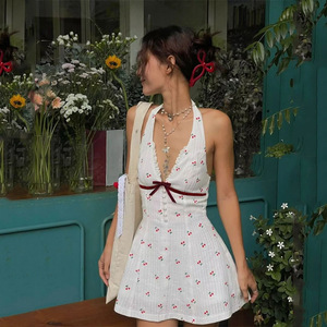 Nuevo Vestido Corto Halter con Escote en V Profundo y Espalda Descubierta, Transpirable, Ecológico, con Cintura Ajustable y Diseño Digital Dulce y Picante, Colección Verano 2024 - Product Image 1