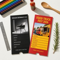 Tarjeta de Información para Ferias Educativas con Pestañas de Catálogo de Cursos, Detalles de Becas y Programación de Recorridos por el Campus