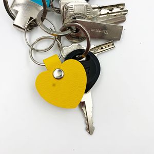 Llavero de cuero con forma de corazón, accesorio de llavero de juguete, regalo para bolso, se puede grabar con logotipo. - Product Image 2