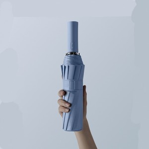 Parapluie pliant automatique QX à triple pliage avec design haut de gamme, résistant aux intempéries, léger, élégant, durable et peu encombrant - Product Image 1