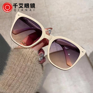 Gafas de Sol para Mujer Qianai, Montura Negra, Lentes Amarillas, Protección UV400, Remaches Cuadrados, Material PC, I2-6211 - Product Image 3