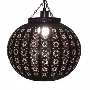 Il s'agit d'une lampe marocaine en métal doré coloré avec des panneaux de vitraux, disponible au prix de gros. - Product Image 1