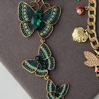Collier multi-pendentifs papillon vert tendance 2025 avec perles et chaînes superposables