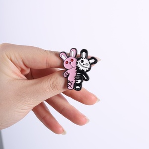 Pin de esmalte de conejo de terror adorable, broche gótico de conejito espeluznante cosido, insignia de solapa, regalo de joyería - Product Image 4