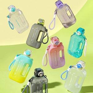 Bouteille d'eau plate rectangulaire portable en plastique transparent <span class=keywords><strong>de</strong></span> 750 <span class=keywords><strong>ml</strong></span> pour sports <span class=keywords><strong>de</strong></span> plein air avec poignée en corde et paille intégrée - Product Image 2