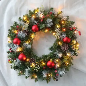 24 "décoration de couronnes de Noël avec boule de Noël rouge aiguille de pin et lumières LED couronnes d'intérieur fabricant en gros