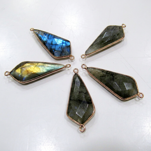 Connecteur à double boucle en forme de pointe de flèche en labradorite naturelle facettée, environ 15x35mm - Product Image 1