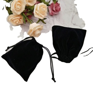 Pochette de luxe en velours noir 7x9cm avec logo personnalisé, légère, à cordon de serrage, pour emballage de bijoux (boucles d'oreilles, bagues, vernis à ongles) - Product Image 1