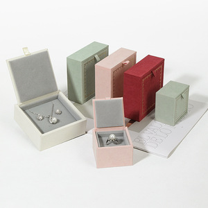Boîte à bijoux carrée de luxe léger avec cadre doré, boîte de rangement universelle en flanelle pour bagues et colliers, boîte à bijoux fins - Product Image 1