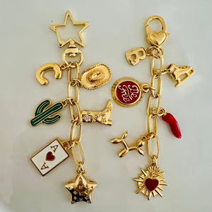 سلسلة مفاتيح مصنوعة يدويًا من المينا الصلبة مع خرز، حلية متدلية للحقيبة بتصميم منشوري، حلقة مفاتيح مخصصة من سبائك الزنك المطلية بالمينا، تحفة معدنية للجمع - Product Image 1