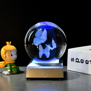 Boule de cristal transparente sculptée en interne de haute qualité en gros Base lumineuse de boule de cristal sculptée au laser 3d personnalisée - Product Image 1