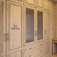Maßgefertigter Einbauschrank aus Holz für Wohnräume in Brisbane, vom Boden bis zur Decke reichender Kleiderschrank mit geriffeltem Glas und massiven Schranktüren