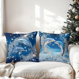 イルカをモチーフにした装飾的な枕が、居心地の良いソファを飾り、背景にはお祭りの雰囲気のあるストッキングや角が付いた飾りが付いています。 - Product Image 3