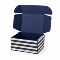 Boîte d'expédition en carton ondulé rayée bleu marine et blanche, personnalisée, pour l'expédition en gros de produits e-commerce et l'emballage de détail