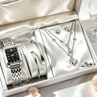 Nouvelle Arrivée Européenne et Américaine : Ensemble Montre Carrée Écologique à Quartz pour Femme avec Design Cœur Double Couche et Breloque Tendance en Alliage de Zinc