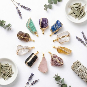 थोक प्राकृतिक कच्चे क्रिस्टल पेंडर सोने की प्लेटेड एज उपचार पत्थर के लिए चार्म्स अमेथिस्ट गुलाब क्वार्ट्ज - Product Image 6