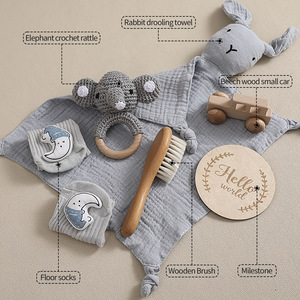 Atacado de Fábrica/OEM: Kit de Presente para Bebê Recém-Nascido com Chocalho Calmante, Toalha de Banho com Cabeça de Coelho, Meias de Crochê com Chocalho e Presente de Chá de Bebê - Product Image 1